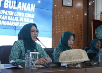 Ketua TP PKK Luwu Timur, Ani Nurbani Irwan, memimpin rapat bulanan TP PKK yang dirangkaikan dengan Halal Bihalal, Jumat 11 April 2025, di Aula Rujab Bupati Luwu Timur. (Foto: Kominfo SP Lutim)
