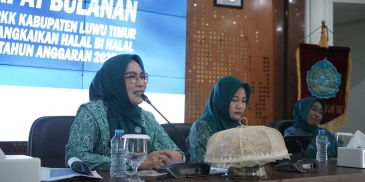 Ketua TP PKK Luwu Timur, Ani Nurbani Irwan, memimpin rapat bulanan TP PKK yang dirangkaikan dengan Halal Bihalal, Jumat 11 April 2025, di Aula Rujab Bupati Luwu Timur. (Foto: Kominfo SP Lutim)
