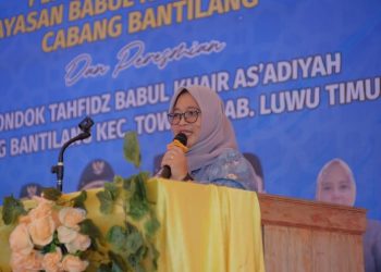 Wakil Bupati Luwu Timur, Puspawati Husler menyampaikan sambutan pada pelantikan pengurus Yayasan Babul Khair As’adiyah cabang Bantilang, Sabtu 3 Mei 2025. (Foto: kominfo sp lutim)
