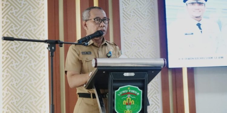 Sekretaris Daerah Luwu Timur, Bahri Suli membuka kegiatan perhitungan kebutuhan formasi jabatan fungsional, di Aula Sasana Praja Kantor Bupati Lutim, Selasa 29 April 2025. (Foto: Kominfo SP Lutim)