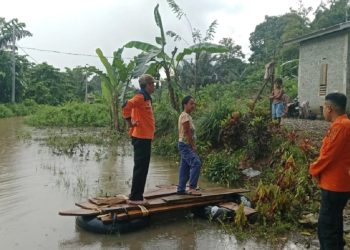 Petugas membantu upaya evakuasi saat banjir Parumpanai, Wasuponda, Selasa 1 April 2025.(Ist)