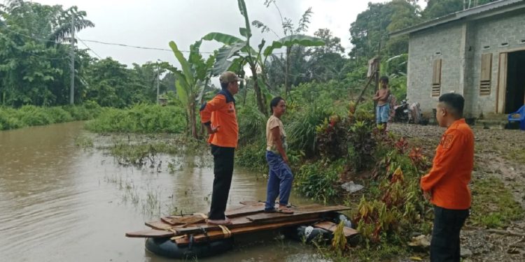 Petugas membantu upaya evakuasi saat banjir Parumpanai, Wasuponda, Selasa 1 April 2025.(Ist)