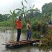 Petugas membantu upaya evakuasi saat banjir Parumpanai, Wasuponda, Selasa 1 April 2025.(Ist)