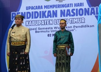 Bupati Luwu Timur, Irwan Bachri Syam memimpin upacara peringatan Hardiknas 2025 di Lapangan Karelai, Kecamatan Wasuponda, Jumat 2 Mei 2025. (Sumber: Dinas Kominfo SP Luwu Timur)