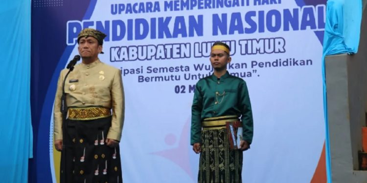 Bupati Luwu Timur, Irwan Bachri Syam memimpin upacara peringatan Hardiknas 2025 di Lapangan Karelai, Kecamatan Wasuponda, Jumat 2 Mei 2025. (Sumber: Dinas Kominfo SP Luwu Timur)