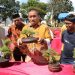 Bupati Luwu Timur, Irwan Bachri Syam, melihat karya bonsai dalam Pameran Bonsai Jilid II yang diselenggarakan oleh Komunitas Bonsai Area Towuti (Kombat) di Lapangan Sirio-rio, Kecamatan Towuti.(Foto: Dinas Kominfo SP Luwu Timur)