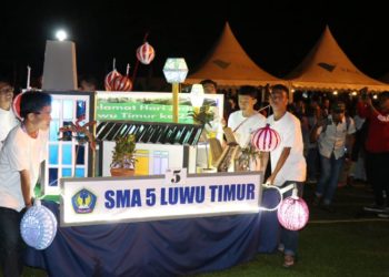 Salah satu peserta Festival Lampion dalam rangka HUT ke-22 Luwu Timur, di Sorowako, Sabtu malam 04 Mei 2025. (Foto: Dinas Kominfo SP Lutim)