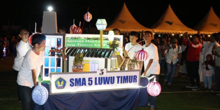 Salah satu peserta Festival Lampion dalam rangka HUT ke-22 Luwu Timur, di Sorowako, Sabtu malam 04 Mei 2025. (Foto: Dinas Kominfo SP Lutim)