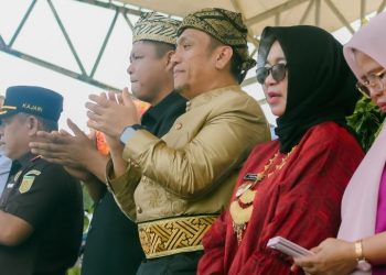 Bupati Luwu Timur, Irwan Bachri Syam (tengah) saat menghadiri upacara peringatan Hardiknas 2025 di Lapangan Wasuponda, Luwu Timur, Jumat 2 Mei 2025.