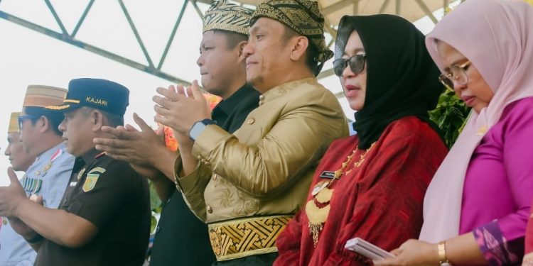 Bupati Luwu Timur, Irwan Bachri Syam (tengah) saat menghadiri upacara peringatan Hardiknas 2025 di Lapangan Wasuponda, Luwu Timur, Jumat 2 Mei 2025.