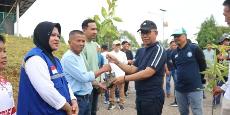 Sekretaris Daerah Luwu Timur, Bahri Suli, memimpin penanaman simbolis 500 bibit pohon dalam rangka memperingati Hari Bumi Sedunia 2025, di depan rumah jabatan Ketua DPRD Lutim (Foto: Dinas Kominfo SP Luwu Timur)