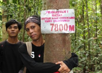 Pemuda adat To Cerekeng melakukan patrol menjaga hutan. (Foto: Perkumpulan Wallacea/Mongabay Indonesia)
