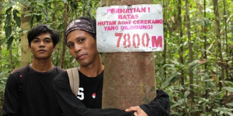 Pemuda adat To Cerekeng melakukan patrol menjaga hutan. (Foto: Perkumpulan Wallacea/Mongabay Indonesia)