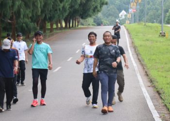 Bupati Irwan Bachri Syam olahraga pagi.(Foto: Dok.Dinas Kominfo SP Lutim)