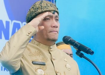 Bupati Luwu Timur, Irwan Bachri Syam mengumumkan jadwal penyerahan SK CPNS dan PPPK pada Hardiknas 2025, Jumat (2/5) di Lapangan Wasuponda. (Foto: Cullank_Art)