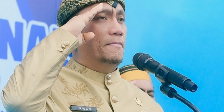Bupati Luwu Timur, Irwan Bachri Syam mengumumkan jadwal penyerahan SK CPNS dan PPPK pada Hardiknas 2025, Jumat (2/5) di Lapangan Wasuponda. (Foto: Cullank_Art)