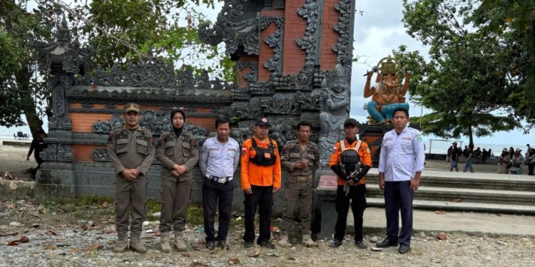 Petugas gabungan siaga di Pantai Lemo, salah satu objek wisata di Kabupaten Luwu Timur.