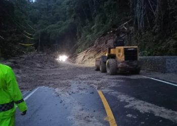 Petugas membersihkan material lngsor yang menutupi badan jalan trans Sulawesi di Desa Kasintuwu, Kecamatan Mangkutan, Luwu Timur (Foto: Ist)