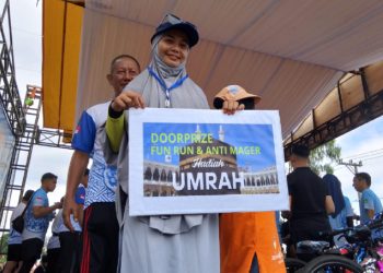 Nurlina Ugris (32 tahun), pemenang hadiah umroh pada ajang Luwu Timur Fun Run 2025, Minggu (18/5). Foto: Jaeja.id