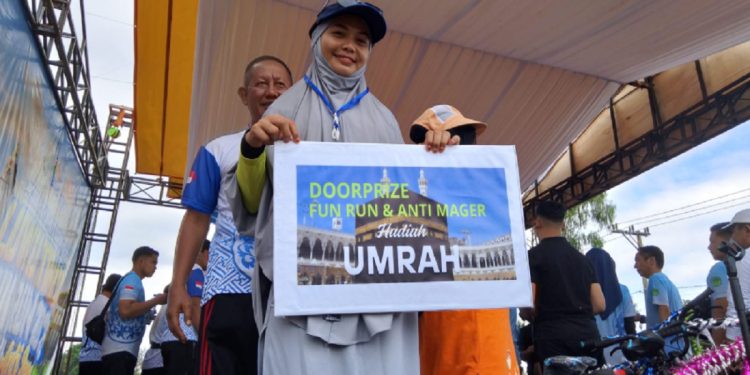 Nurlina Ugris (32 tahun), pemenang hadiah umroh pada ajang Luwu Timur Fun Run 2025, Minggu (18/5). Foto: Jaeja.id