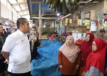 Bupati Luwu Timur, Irwan Bachri Syam dialog dengan pedagang saat sidak ke Pasar Malindungi Sorowako, Kecamatan Nuha, Sabtu 12 April 2025. (Foto: Kominfo SP Lutim)