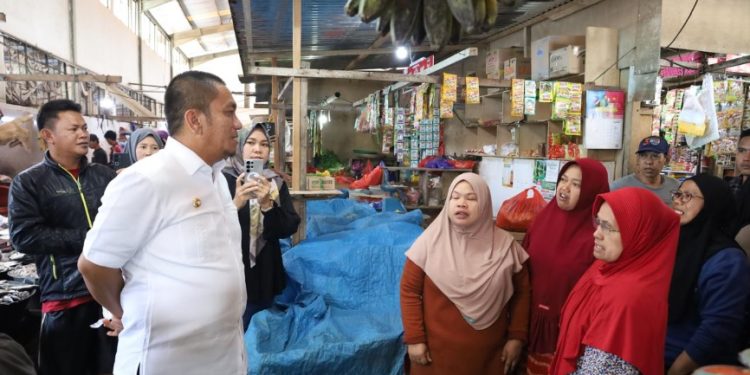 Bupati Luwu Timur, Irwan Bachri Syam dialog dengan pedagang saat sidak ke Pasar Malindungi Sorowako, Kecamatan Nuha, Sabtu 12 April 2025. (Foto: Kominfo SP Lutim)