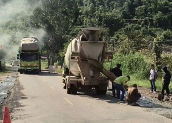 Pemerintah Kabupaten Luwu Timur mulai melakukan pembenahan darurat pada ruas jalan nasional Atue–Ussu yang rusak dan berlubang. (Foto: merekamindonesia.com)
