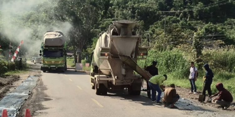 Pemerintah Kabupaten Luwu Timur mulai melakukan pembenahan darurat pada ruas jalan nasional Atue–Ussu yang rusak dan berlubang. (Foto: merekamindonesia.com)