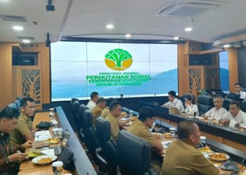 Rapat koordinasi dengan para direktur teknis dari Ditjen Perhutanan Sosial yang digelar di Gedung Manggala Wanabakti, Jakarta, Senin 26 Mei 2025. (Foto: Dinas Kominfo SP Luwu Timur)
