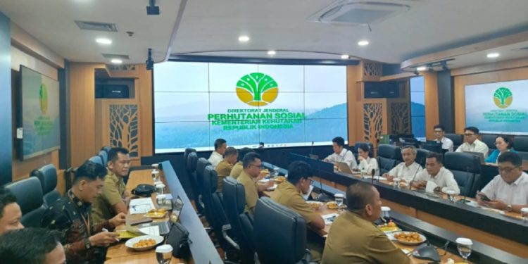 Rapat koordinasi dengan para direktur teknis dari Ditjen Perhutanan Sosial yang digelar di Gedung Manggala Wanabakti, Jakarta, Senin 26 Mei 2025. (Foto: Dinas Kominfo SP Luwu Timur)