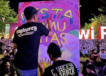 Seniman muda melukis mural 'Pesta Komunitas' di Malili, Sabtu 4 Mei 2025. Aksi ini jadi simbol kebebasan berekspresi dalam perayaan HUT ke-22 Luwu Timur. (Foto:Ist)