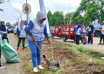 Petugas kebersihan langsung membersihkan sampah yang berserakan usai Luwu Timur Fun Run 2025, Minggu 18 Mei 2025. Foto: Jaeja.id