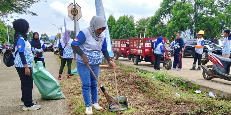 Petugas kebersihan langsung membersihkan sampah yang berserakan usai Luwu Timur Fun Run 2025, Minggu 18 Mei 2025. Foto: Jaeja.id