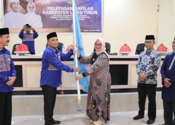 Wakil Bupati Luwu Timur, Puspawati Husler melepas kafilah Kabupaten Lutim ke Seleksi Tilawatil Qur’an dan Hadits (STQH) XXIII tingkat Provinsi Sulawesi Selatan, Sabtu 12 April 2025. (Foto: Kominfo SP Lutim)