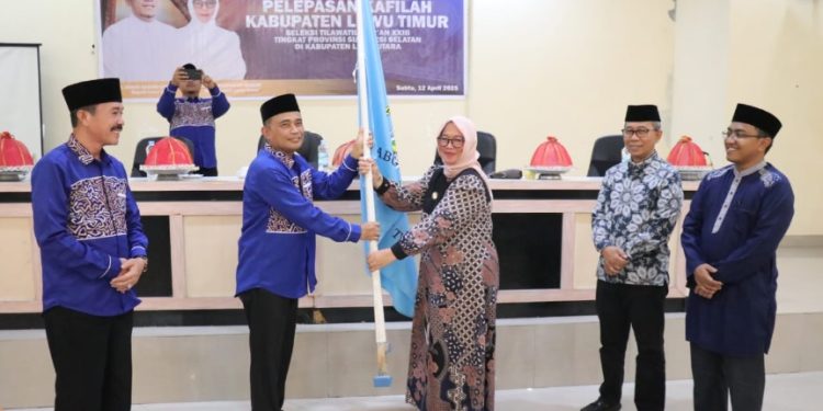 Wakil Bupati Luwu Timur, Puspawati Husler melepas kafilah Kabupaten Lutim ke Seleksi Tilawatil Qur’an dan Hadits (STQH) XXIII tingkat Provinsi Sulawesi Selatan, Sabtu 12 April 2025. (Foto: Kominfo SP Lutim)