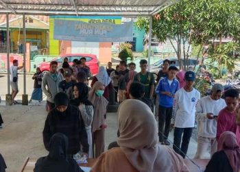 Antrean panjang para runners di tempat pengambilan racepack (nomor BIB dan jersey) di Malili (Foto: Cullang_Art)