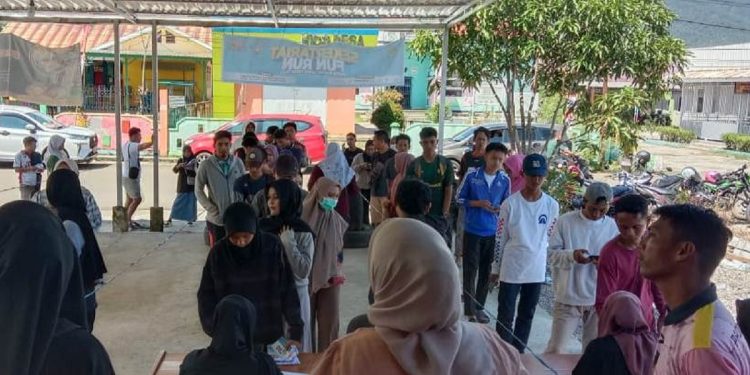 Antrean panjang para runners di tempat pengambilan racepack (nomor BIB dan jersey) di Malili (Foto: Cullang_Art)