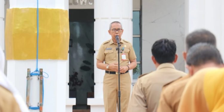 Sekretaris Daerah Kabupaten Luwu Timur, Bahri Suli, memimpin apel pagi di halaman Kantor Bupati Luwu Timur.(Foto: Dinas Kominfo SP Luwu Timur)