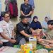 Pihak Dinsos P3A dan BPBD Lutim mengunjungi dan menyerahkan bantuan kepada Ashaq, pasien penderita Spina Bifida, di Desa Matano, Minggu 25 Mei 2025. (Foto: Dinas Kominfo SP Luwu Timur)
