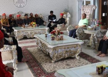 Bupati Luwu Timur, Irwan Bachri Syam, didampingi Wakil Bupati Puspawati Husler saat menerima kunjungan silaturahmi keluarga besar Suku Pamona di Rujab Bupati, Kamis (9/5/2025). (Foto: kominfo sp lutim)