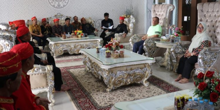 Bupati Luwu Timur, Irwan Bachri Syam, didampingi Wakil Bupati Puspawati Husler saat menerima kunjungan silaturahmi keluarga besar Suku Pamona di Rujab Bupati, Kamis (9/5/2025). (Foto: kominfo sp lutim)
