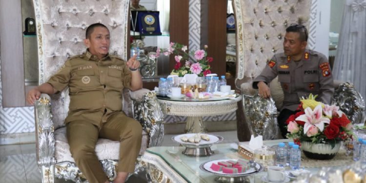 Bupati Luwu Timur, Irwan Bachri Syam menerima audiensi Kepala BNN Kota Palopo, AKBP Herman bersama rombongan, di Rujab Bupati Luwu Timur, Selasa 27 Mei 2025. (Foto: Kominfo SP Lutim)