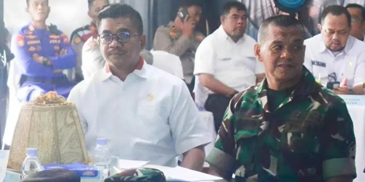 Anggota DPRD Luwu Timur, Firman Udding (kiri), bersama unsur Forkopimda menghadiri peluncuran aplikasi EWS dan simulasi tanggap banjir yang digelar PT Vale di Lapangan Merdeka Malili, Rabu 18 Juni 2025.