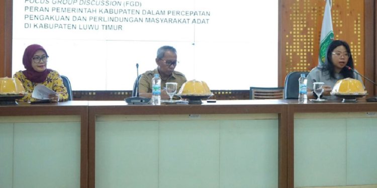 Sekretaris Daerah, Bahri Suli mewakili Bupati Luwu Timur membuka FGD strategi pengakuan dan perlindungan masyarakat adat Lutim, di Aula Rujab Bupati Lutim, Selasa 20 Mei 2025. (Foto: Kominfo SP Lutim)