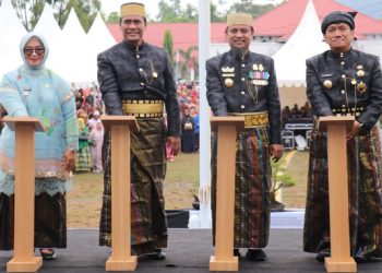 Wakil Bupati Luwu Timur Puspawati Husler, Menteri Pertanian RI Andi Amran Sulaiman, Gubernur Sulsel Andi Sudirman Sulaiman dan Bupati Lutim Irwan Bachri Syam, me-launching logo City Branding Lutim Juara (Luwu Timur Maju dan sejahtera), dan Tiga Kartu Sakti pada puncak peringatan hari jadi ke-22 Luwu Timur di Lapangan Pendidikan, Senin 19 Mei 2025. (Foto: kominfo-sp lutim)