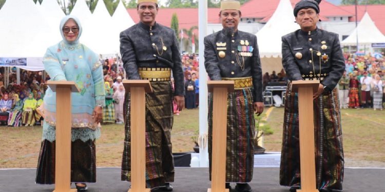 Wakil Bupati Luwu Timur Puspawati Husler, Menteri Pertanian RI Andi Amran Sulaiman, Gubernur Sulsel Andi Sudirman Sulaiman dan Bupati Lutim Irwan Bachri Syam, me-launching logo City Branding Lutim Juara (Luwu Timur Maju dan sejahtera), dan Tiga Kartu Sakti pada puncak peringatan hari jadi ke-22 Luwu Timur di Lapangan Pendidikan, Senin 19 Mei 2025. (Foto: kominfo-sp lutim)
