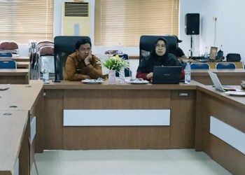 Plt Kepala Dinas Kominfo-SP Lutim, Muhammad Safaat DP, bersama sejumlah stafnya mengikuti monev keterbukaan informasi publik secara virtual zoom, di Media Center Dinas Kominfo-SP, Malili, Jumat 23 Mei 2025. (Foto: Diskominfo SP Lutim)