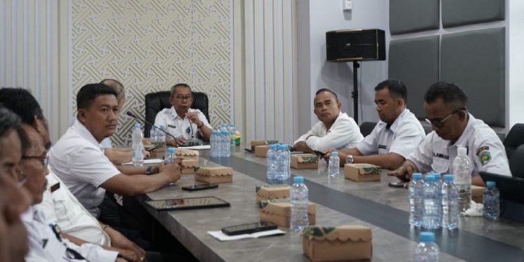 Sekda Luwu Timur, Bahri Suli, membuka ekspose PT SUP terkait sejumlah produk PJU, di Ruang Rapat Bupati Luwu Timur, Rabu 21 Mei 2025. (Foto: Kominfo SP)