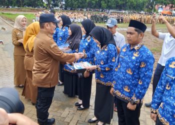 Bupati Luwu Timur, Irwan Bachri Syam bersama Wabup Puspawati Husler memberikan secara simbolis SK CPNS dan PPPK, di Lapangan Pendidikan Malili, Senin 2 Juni 2025. (Foto: jaeja.id)
