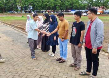 Plt Kepala BKPSDM Luwu Timur, Rapiuddin Thahir memimpin gladi bersih penyerahan SK CPNS dan PPPK 2024 Tahap I Luwu Timur di Lapangan Pendidikan, Malili, Minggu 1 Juni 2025. (Foto: jaeja.id)
